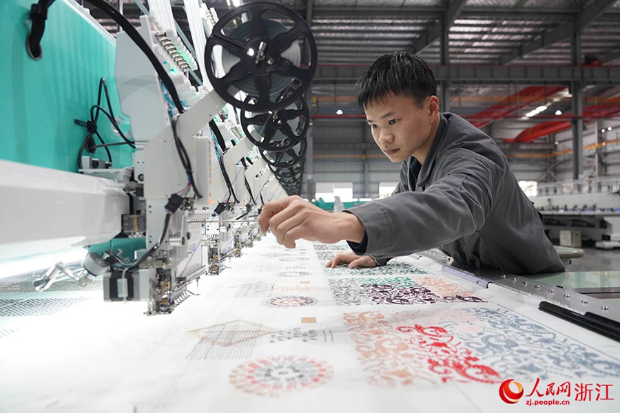 浙江省諸曁市で活況呈すコンピューター刺繡ミシン産業(yè)