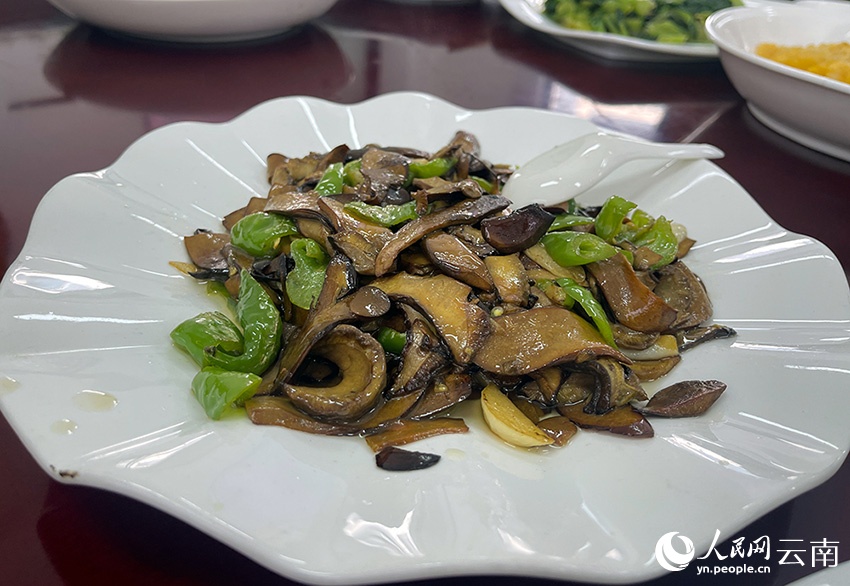 調(diào)理後の人工栽培の「見(jiàn)手青」。撮影?程浩