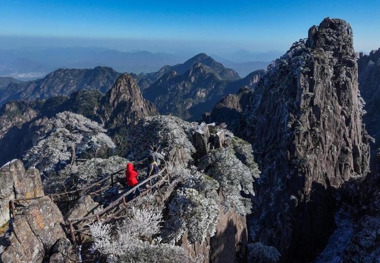 今月26日、安徽省黃山市の黃山景勝地でも今シーズンの冬の初雪を観測。雪化粧が施され、冬の日差しでキラキラ光り、幻想的な景色が広がった黃山景勝地。