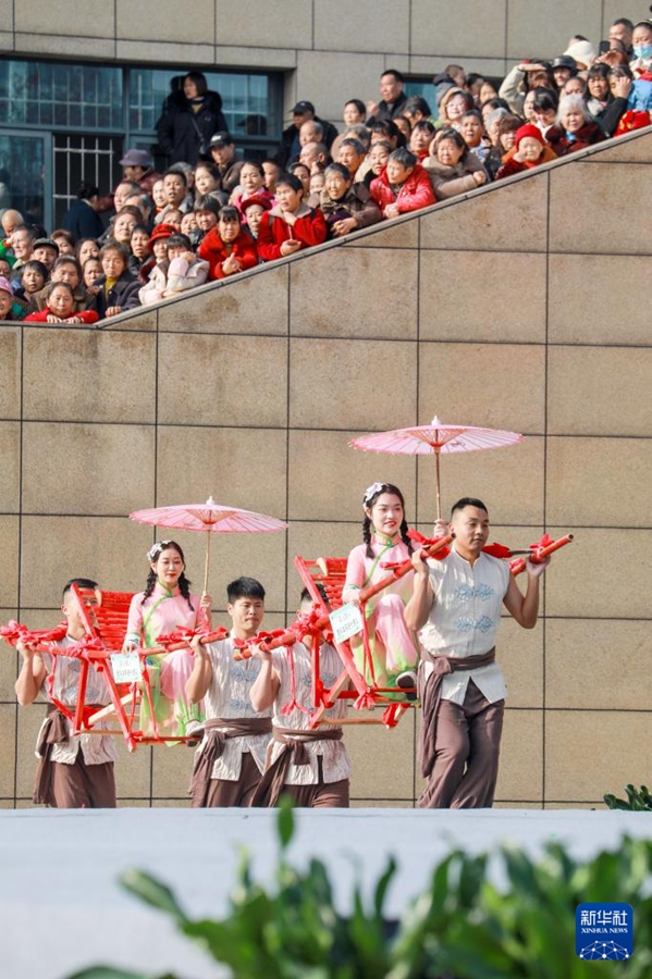 椅子型の竹駕籠に乗った若い女性を運(yùn)ぶレース開催　四川省華鎣