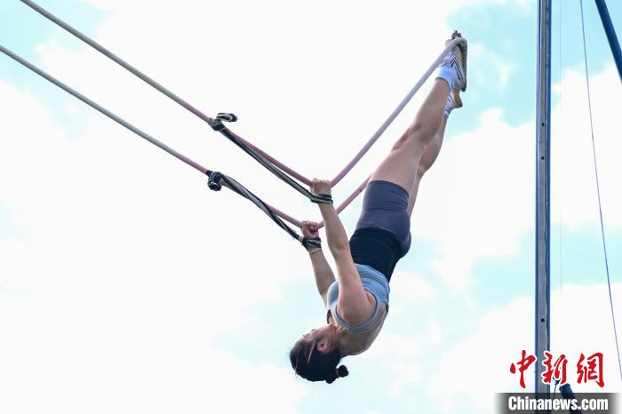 全國少數(shù)民族運(yùn)動會における女子限定競技「ブランコ」　海南省