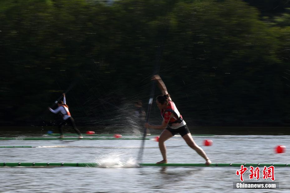 これぞ中國カンフー？1本の竹に乗って漕ぎ進む「獨竹漂」レース