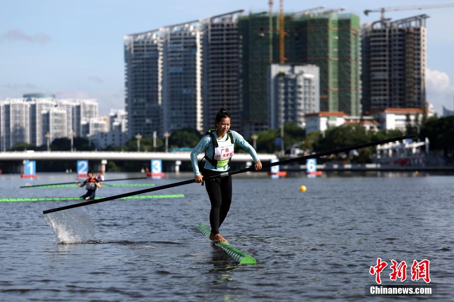 これぞ中國カンフー？1本の竹に乗って漕ぎ進(jìn)む「獨(dú)竹漂」レース