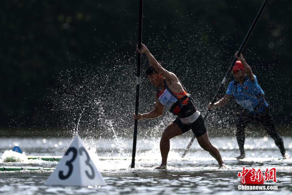 これぞ中國カンフー？1本の竹に乗って漕ぎ進む「獨竹漂」レース