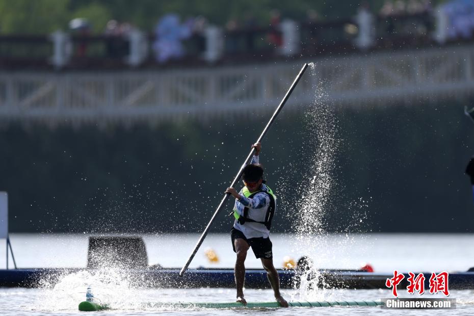 これぞ中國(guó)カンフー？1本の竹に乗って漕ぎ進(jìn)む「獨(dú)竹漂」レース