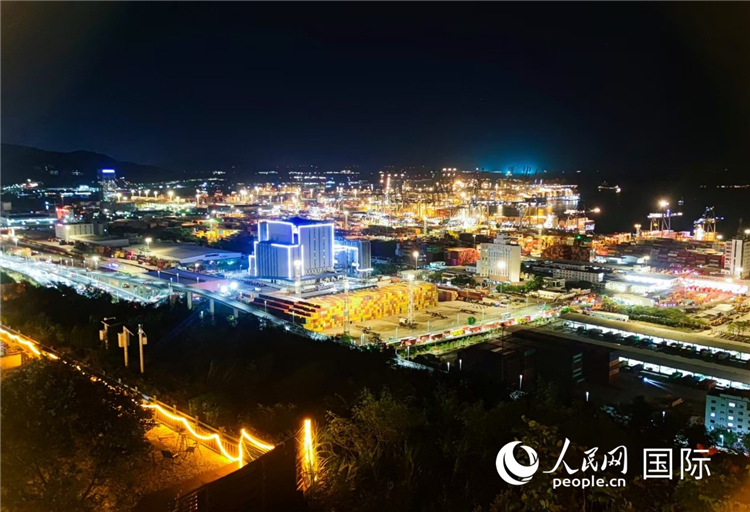 塩港夜市の會(huì)場(chǎng)から俯瞰した塩田港（撮影?張璐璐）。