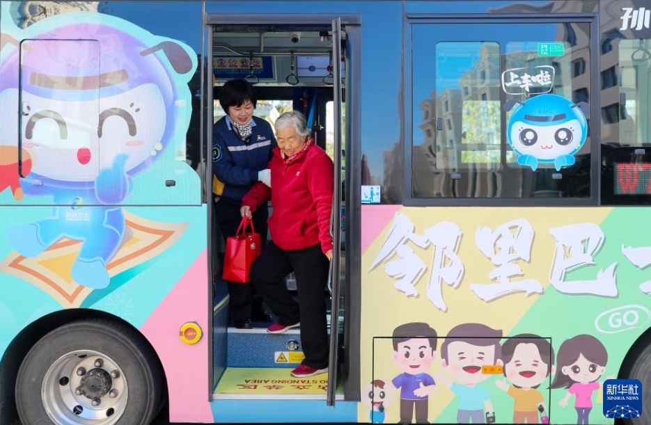 市民の移動(dòng)に便利な「ご近所バス」路線が開(kāi)通　山東省青島