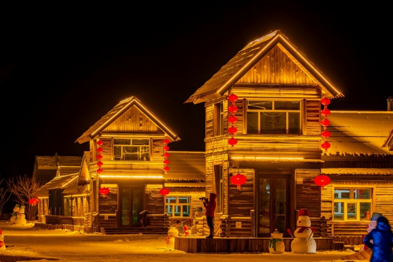 2023年12月30日に撮影された夜の帳が下りた中國冷極村。