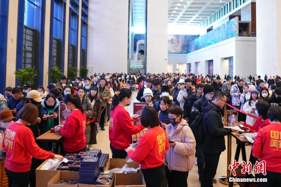 文化クリエイティブグッズ人気で年間通じて來(lái)館者絶えない中國(guó)國(guó)家博物館　北京