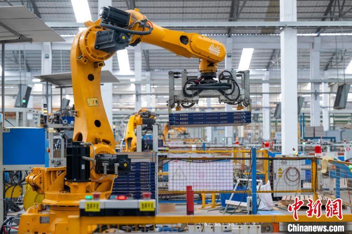 納期遵守目指し、ロボットがラストスパート　広西?藤県の陶磁器メーカー