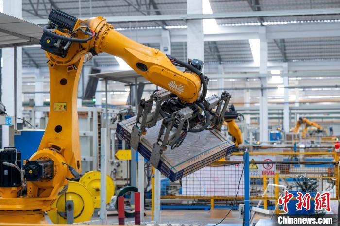 納期遵守目指し、ロボットがラストスパート　広西?藤県の陶磁器メーカー