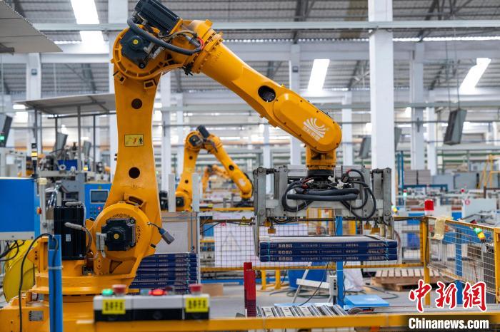 納期遵守目指し、ロボットがラストスパート　広西?藤県の陶磁器メーカー