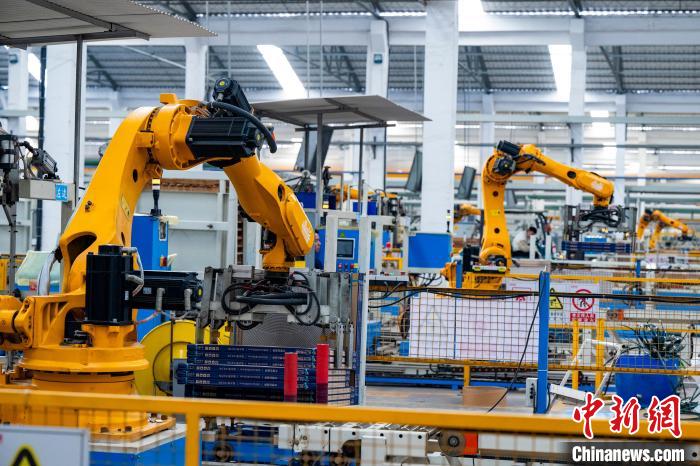 納期遵守目指し、ロボットがラストスパート　広西?藤県の陶磁器メーカー