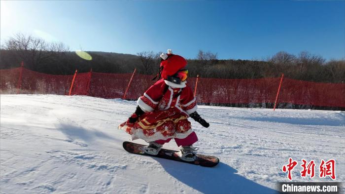 スキー場(chǎng)を颯爽と滑る郭子怡ちゃん（寫(xiě)真提供?郭鋭さん）。