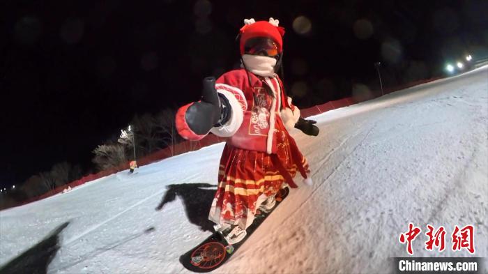 スノーボードを楽しむ郭子怡ちゃん（寫(xiě)真提供?郭鋭さん）。