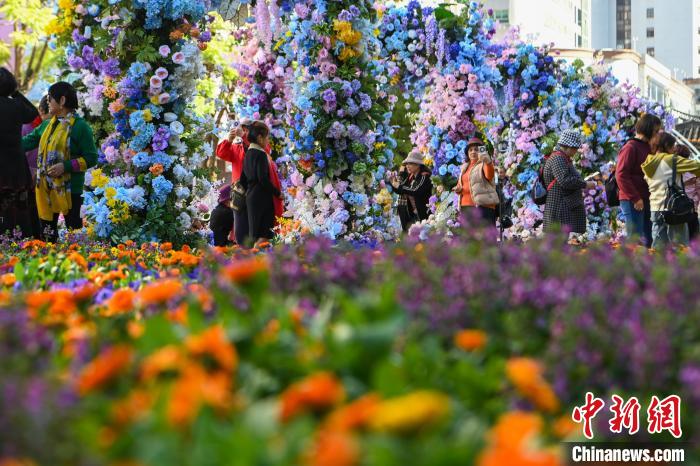 市民でにぎわうリニューアルした南屏歩行者天國　雲(yún)南省昆明