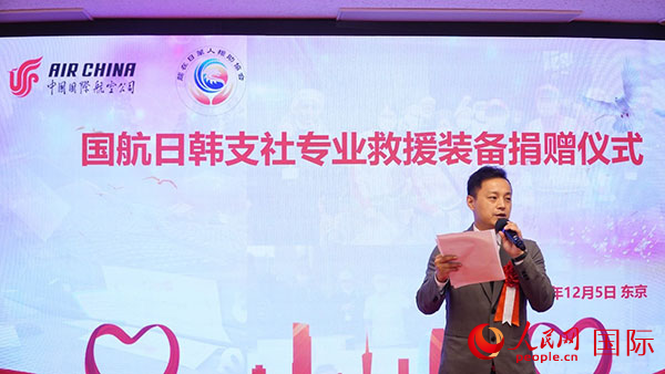 挨拶する龍チャリティー協(xié)會(huì)の劉勇會(huì)長（撮影?蔣暁辰）。