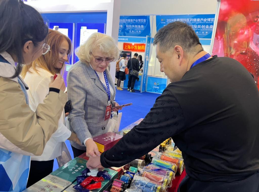 展示會(huì)の現(xiàn)場(chǎng)で、人參製品について質(zhì)問する海外のバイヤー。撮影?趙丹丹