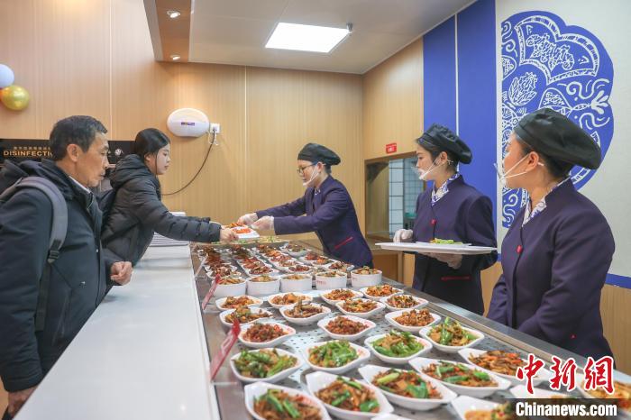 高速鉄道駅に江西省初の「ホットチェーン」レストランが開業(yè)