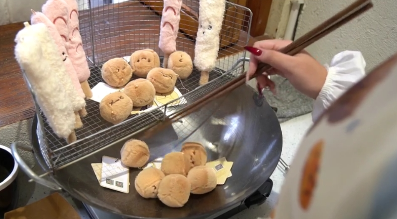 「臭豆腐（発酵させた豆腐）」をモチーフにしたぬいぐるみ。