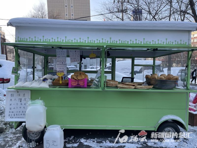 阿卜拉江·亜森さんの「ナンの無人販売所」（撮影?任華）。