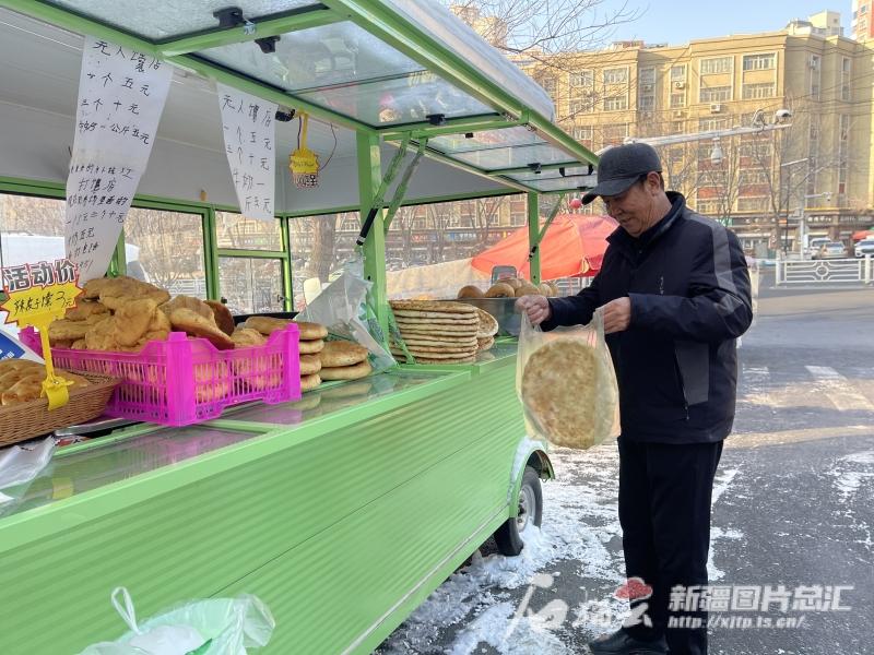 12月8日正午に「ナンの無人販売所」でナンを購入する男性（撮影?任華）。