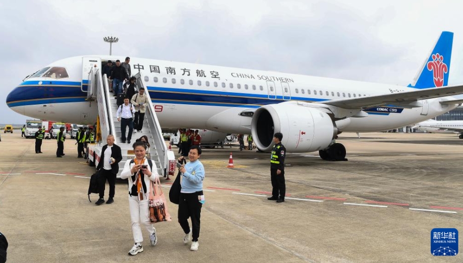 國(guó)産大型旅客機(jī)「C919」が海南省に向けた初の商用飛行で無(wú)事到著