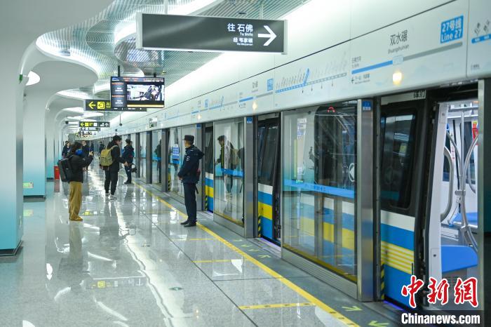 市民約100人が全自動運(yùn)転の地下鉄新路線に試乗　四川省成都