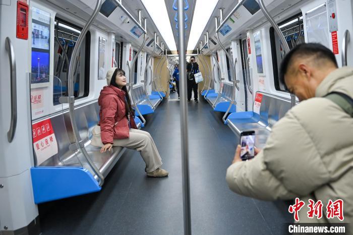 市民約100人が全自動(dòng)運(yùn)転の地下鉄新路線に試乗　四川省成都