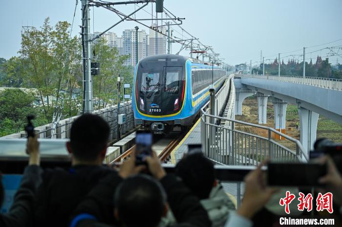 市民約100人が全自動(dòng)運(yùn)転の地下鉄新路線に試乗　四川省成都