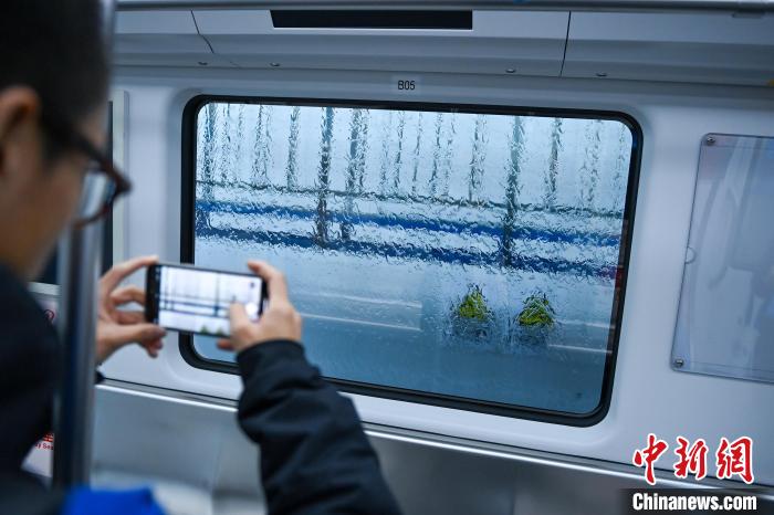 市民約100人が全自動(dòng)運(yùn)転の地下鉄新路線に試乗　四川省成都