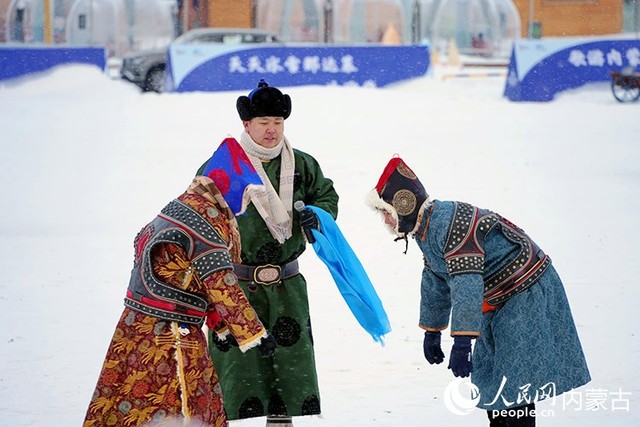 搏克（モンゴル式レスリング）の試合。（撮影?趙夢月）