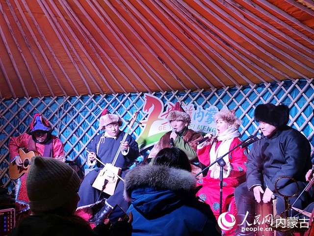 モンゴルのパオ（テント式住居）で行われたコンサート。（撮影?趙夢月）