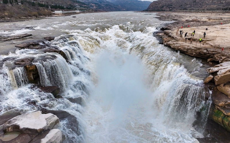 黃河壺口瀑布から激しく流れ落ちる水が生む銀色の水霧（撮影?宋洋波）。
