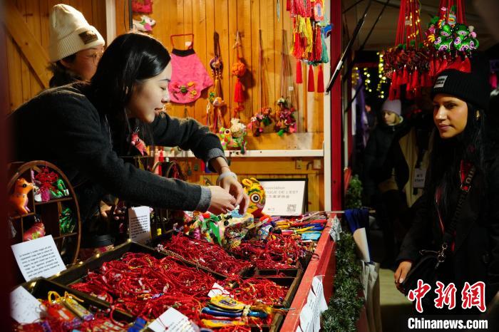 エッフェル塔の下で中國(guó)の香り漂わせる甘粛省の「慶陽(yáng)香包」　仏パリ