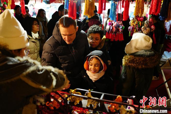 エッフェル塔の下で中國(guó)の香り漂わせる甘粛省の「慶陽(yáng)香包」　仏パリ