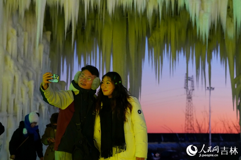 長(zhǎng)春で氷や雪の彫刻200作品以上がライトアップ　吉林省