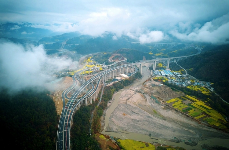 九綿高速の平武ジャンクション（寫真提供?蜀道集団川高公司）。