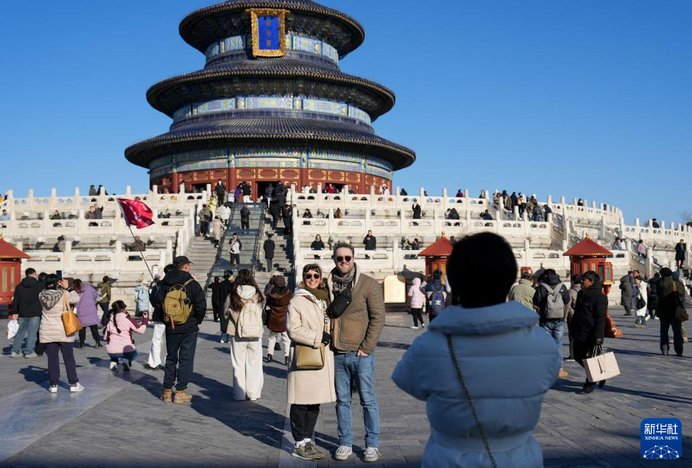 北京天壇公園で、記念寫(xiě)真を撮影するイギリスから訪(fǎng)れた2人の観光客（12月5日撮影?鞠煥宗）。