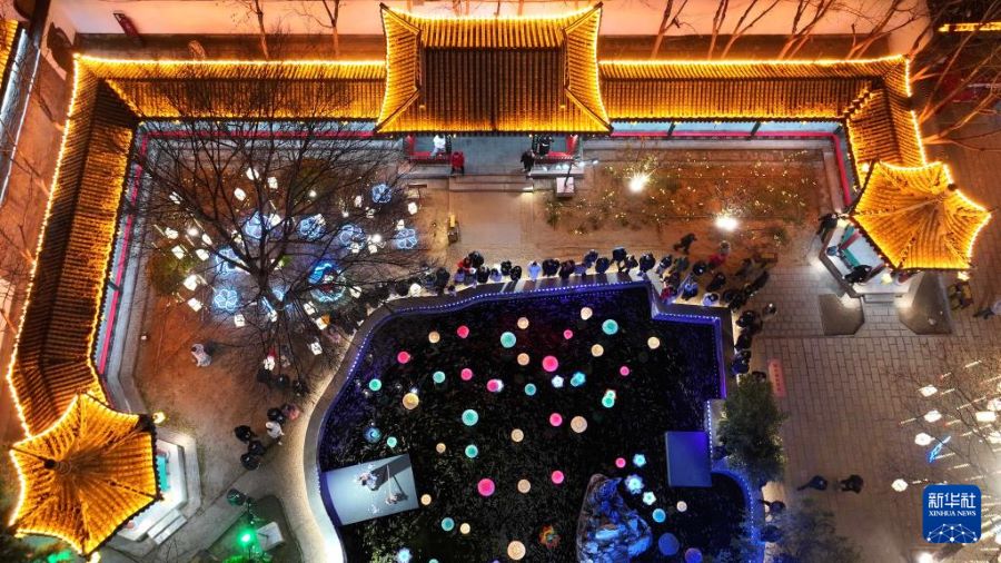 正定県にある栄國府影視（映畫?テレビ）基地を見學(xué)する観光客（12月18日、ドローンによる撮影?陳其保）。