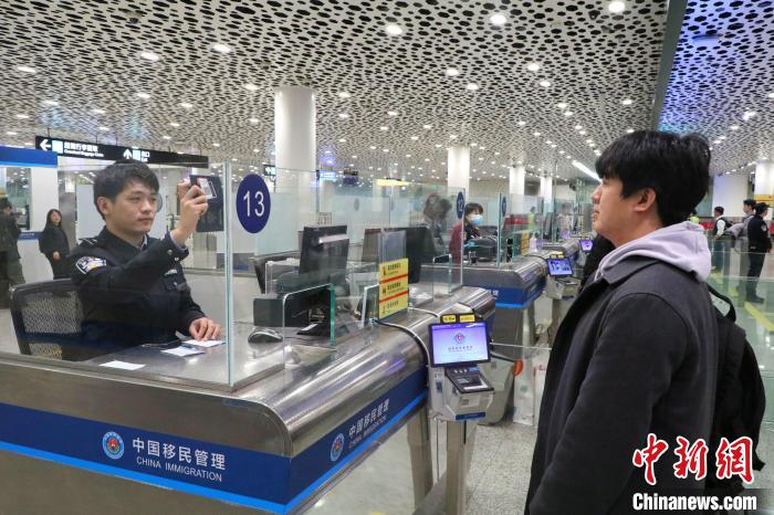 240時間滯在が可能になったトランジットビザ免除措置を利用して深セン出入國検査所から中國に入國した1人目の外國人旅客（寫真提供?深セン空港出入國検査所）。