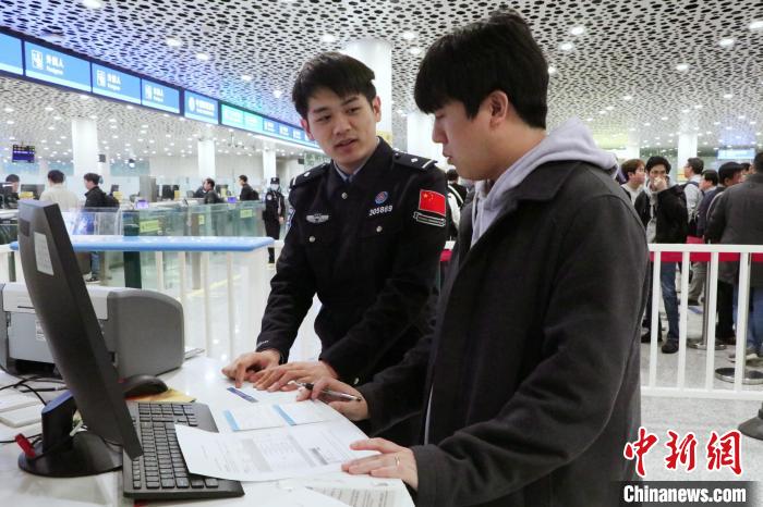 指定地域に240時間滯在可能になったトランジットビザ免除措置を利用して深セン出入國検査所から中國に入國した1人目の外國人旅客（寫真提供?深セン空港出入國検査所）。