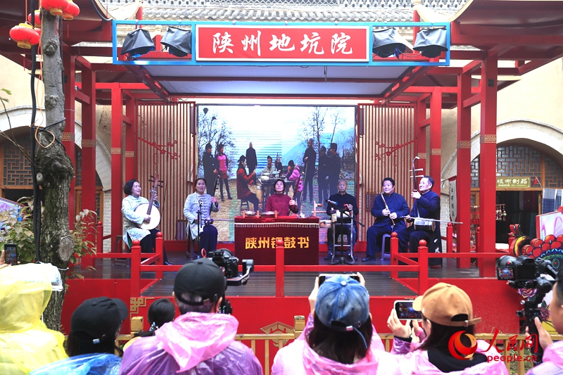 伝統(tǒng)蕓能「陝州鑼鼓書」のパフォーマンス（撮影?王佩）。