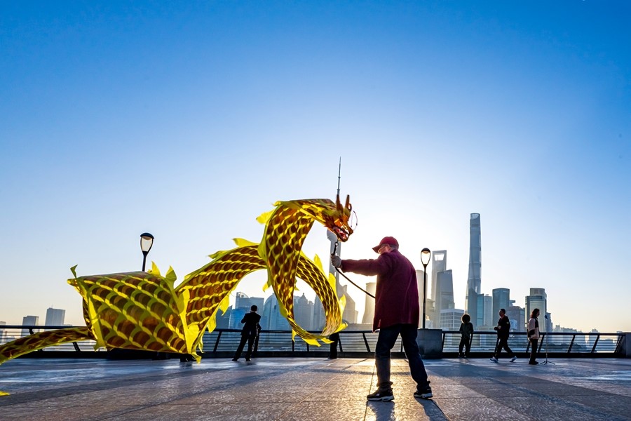 「心に映る中國(guó)」日本人がとらえた中國(guó)フォトコンテスト2024で二等賞を受賞した菅原壽和さん撮影の「外灘龍」。
