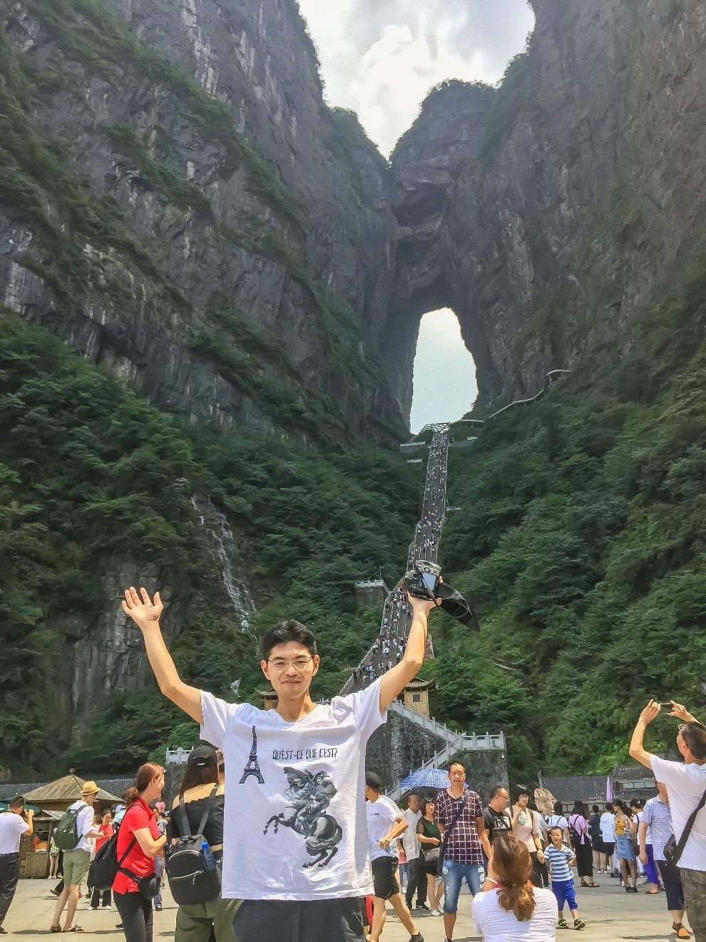 湖南省張家界市天門山景勝地を訪れた菅原壽和さん。