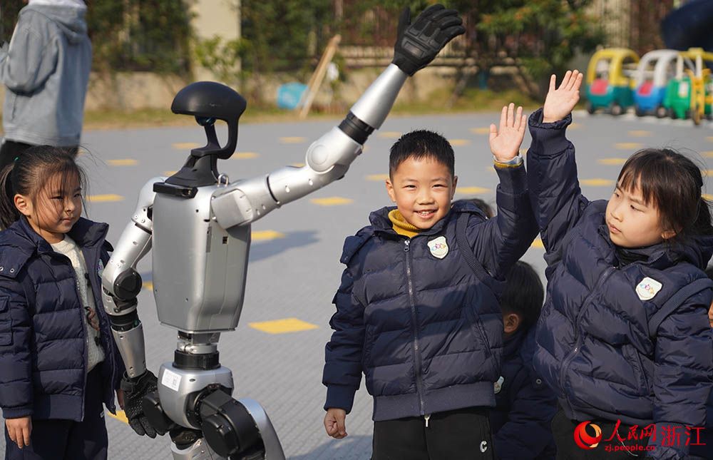 園児たちに科學技術の夢をもたらすロボット　浙江省寧波