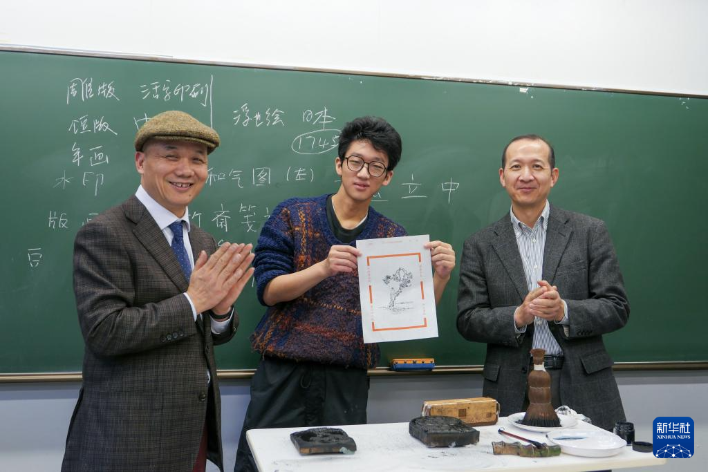 中國(guó)無(wú)形文化遺産「木版水印」技術(shù)を日本の大學(xué)で紹介