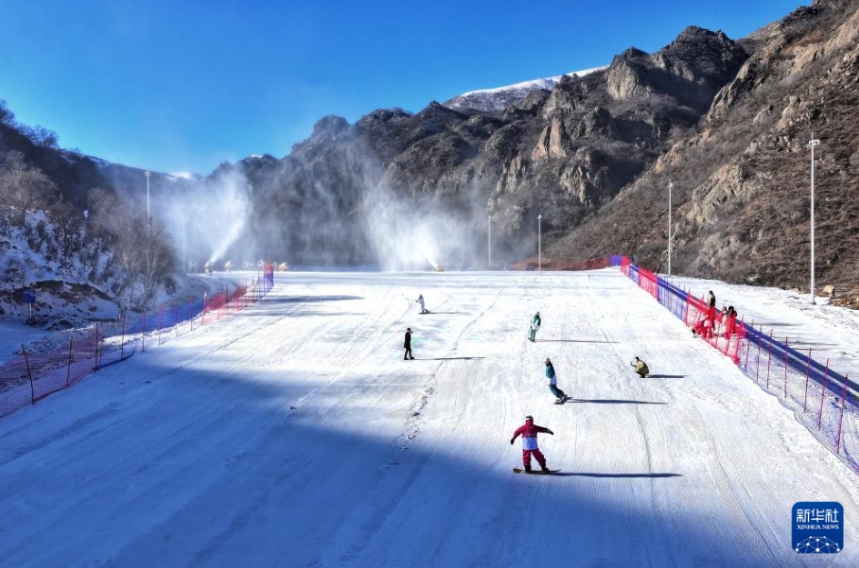 「新エネルギー＋氷雪」スキー場(chǎng)がオープン　河北省赤城