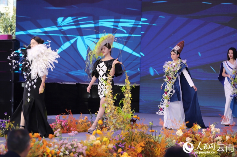 雲(yún)南省昆明市で花卉博覧會　ゴージャスなフラワードレスショーも