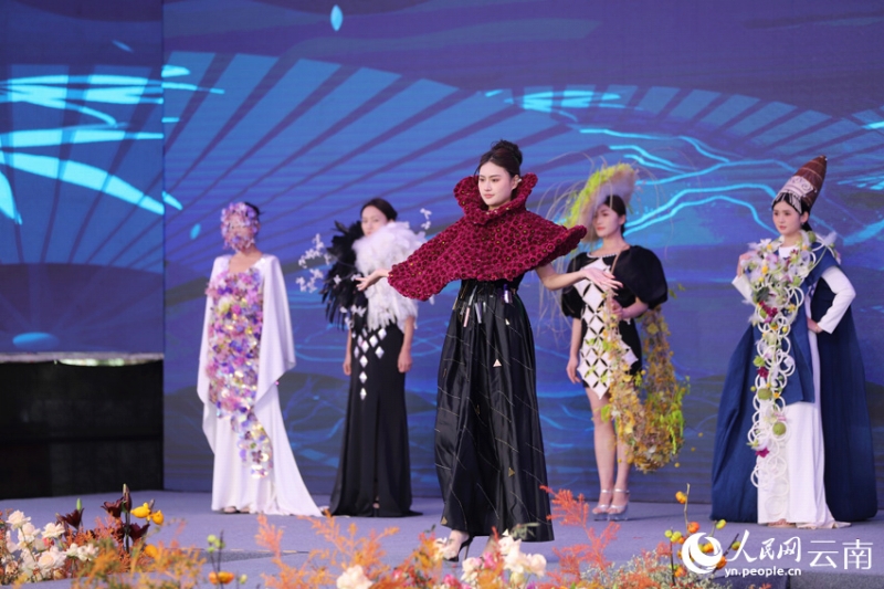 雲(yún)南省昆明市で花卉博覧會　ゴージャスなフラワードレスショーも